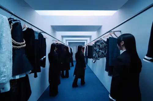 ▲Ado在衣櫃裡創作的〈煩死了〉推出即爆紅，目前是知名歌手。（圖／YouTube@Ado）