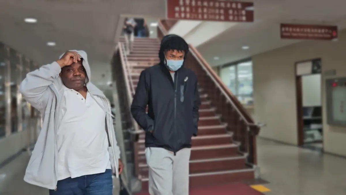 ▲前HBL球星「東泰字母哥」歐士綸涉嫌為詐團洗錢百萬而來到台北地院出庭，父子倆開完庭接連對媒體動手。（圖／記者劉松霖攝）