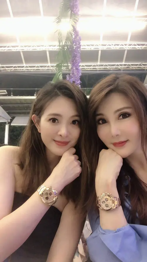 ▲楊麗菁（右）和劉真（左）相識20載，感情好到有同款手錶。（圖／楊麗菁臉書）