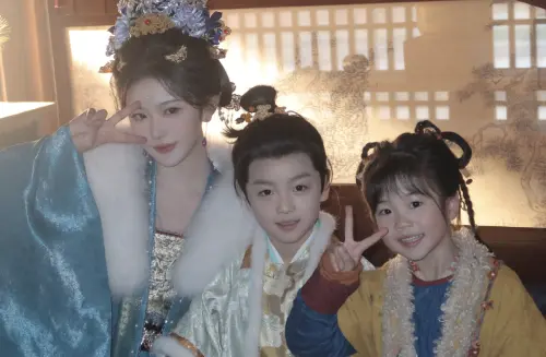 ▲孔雪兒（左）飾演的俞淺淺是穿越者，兒子寶兒後來登基為王，青梅竹馬長寧為皇后。（圖／翻攝自微博@孔雪兒）