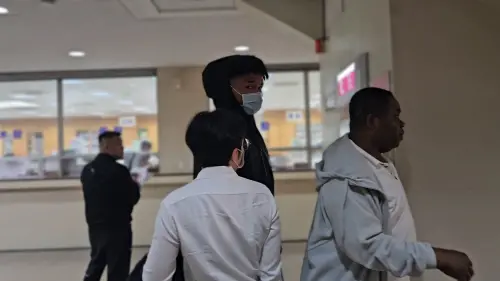 ▲歐士綸（連帽上衣男子）為洗錢案首度出庭認罪，願繳回犯罪所得6千元。（圖／記者劉松霖攝）