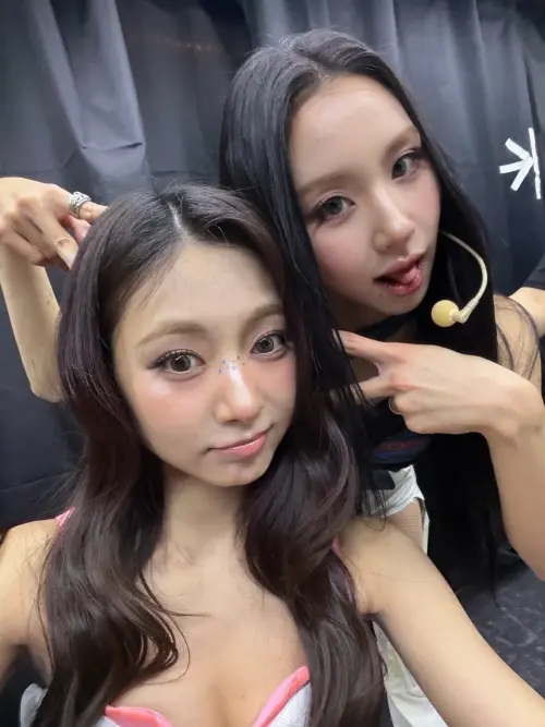 ▲子瑜（左）跟彩瑛感情很好，在大巨蛋後台留下照片紀念。（圖／IG@thinkaboutzu）