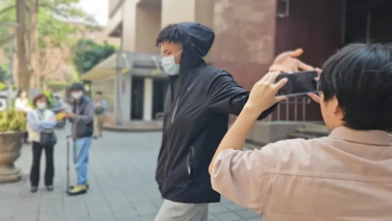    ▲「東泰字母哥」歐士綸伸手意圖拍打記者手機。（圖／記者劉松霖攝）  