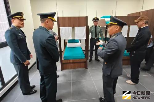 ▲與會人員參觀勤和樓寢室與生活設施，對營舍品質提升表達肯定。（圖／記者莊全成攝，2026.03.23）