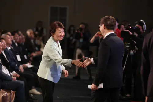 ▲台中市長盧秀燕與貿協董事長黃志芳握手。（圖／台中市政府提供，2026.03.23）