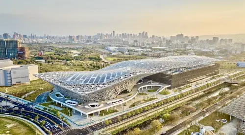 ▲台中國際會展中心的魔毯造型充滿科技感。（圖／台中市政府提供，2026.03.23）