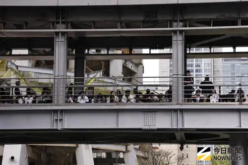 ▲粉絲還站到對街的天橋追星。（圖／記者吳翊緁攝）