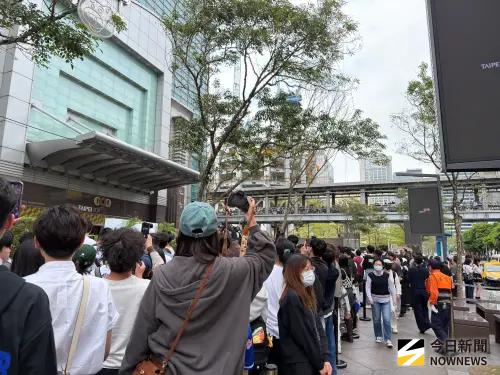 ▲台北101早上已擠滿人潮，官方還出動義交協助管理秩序。（圖／記者陳雅蘭攝）