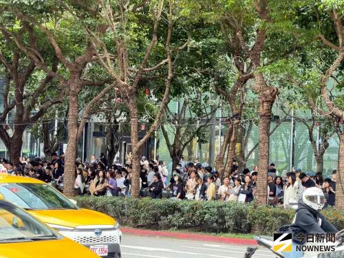 ▲台北101今早擠滿人潮，全都只為了看Sana一眼。（圖／記者陳雅蘭攝）