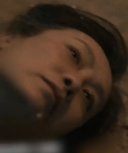 ▲《逐玉》中康婆子為救人受了致命之傷，倒地後卻沒有先閉眼，而是確認土匪已走、孩子安全才闔上雙眼。（圖／摘自愛奇藝）