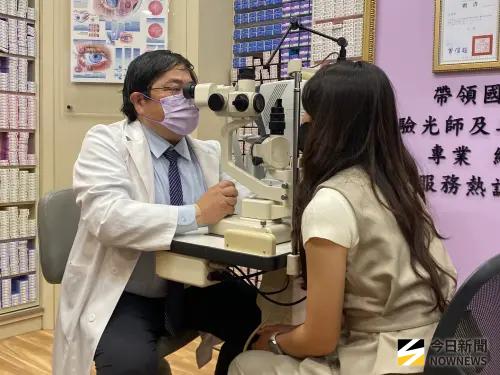 ▲洪啟庭診斷發現，該名患者，係因大量的熱蒸氣直接衝擊眼球表面造成眼角膜上皮缺損，且強大的熱氣流會迅速破壞淚液的脂質層，進一步引起下方的水分層蒸發，進而產生乾眼症相關症狀，所幸經治療視力已恢復 。(圖／記者郭凱杰攝,2026.03.23)