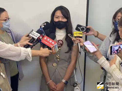 ▲ 在得知咖啡熱蒸氣傷眼睛，讓陳女直說自己視力正常有1.2，沒想到喝熱咖啡的習慣竟會因影響到視力，以後不敢再喝熱咖現在都會先放涼一點才敢喝！（圖／記者郭凱杰攝,2026.03.23)