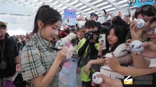 ▲現場超過200名粉絲、球迷在等李珠珢（左）。（圖／記者張一笙攝）