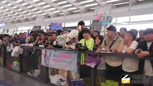 ▲有粉絲特地準備花給李珠珢。（圖／記者張一笙攝）