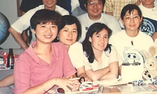 ▲何欣純（左一）30年前大學畢業後赴美研習，在活動中結識蕭美琴。（圖／何欣純提供，2026.03.23）