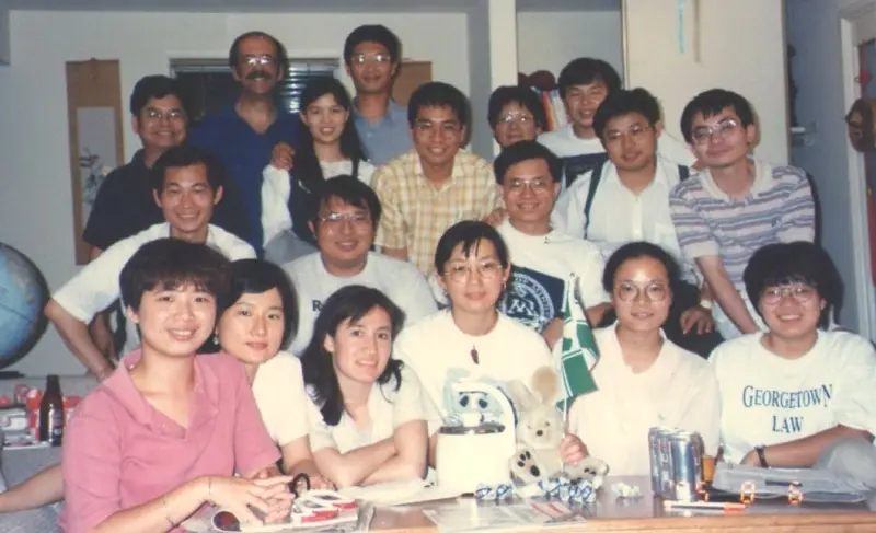    ▲30年前一群年輕人赴美參與民進黨外交訓練課程，何欣純笑說，照片裡有些「同學」現在已認不出來。（圖／何欣純提供，2026.03.23）  