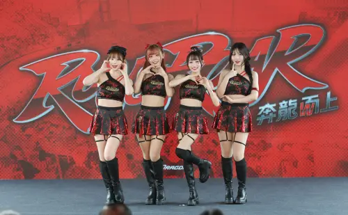 ▲小映（左2）和林襄（右2）受訪時，也相當滿意今年的服裝，直呼：「好漂亮！造型感100分。」（圖／味全龍提供）