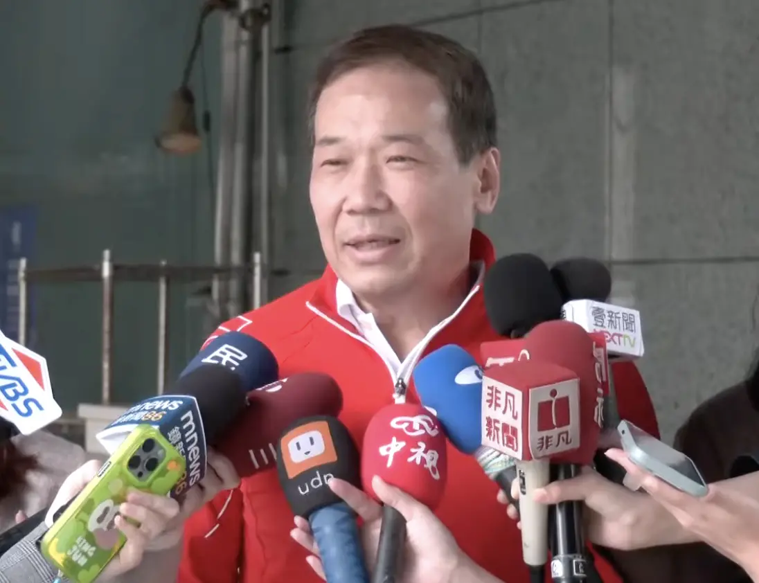 ▲國民黨台北市議員鍾小平喊話台北市議長戴錫欽，「趕快帶我去植入晶片，不然會罰一萬五」。（圖／翻攝畫面）