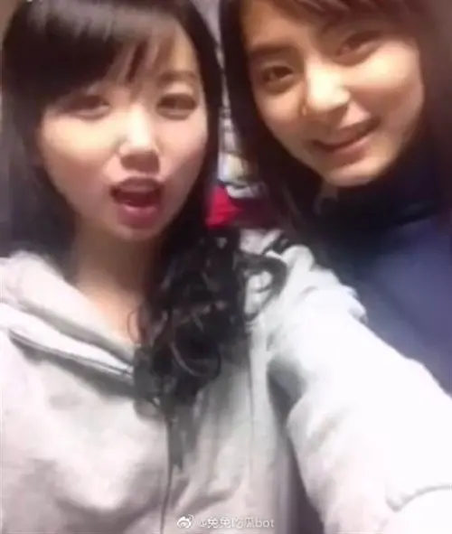 ▲孔雪兒（左）和子瑜（右）過去在JYP當練習生的合照，當時兩人都很青澀。（圖／微博@兔兔吃瓜bot）