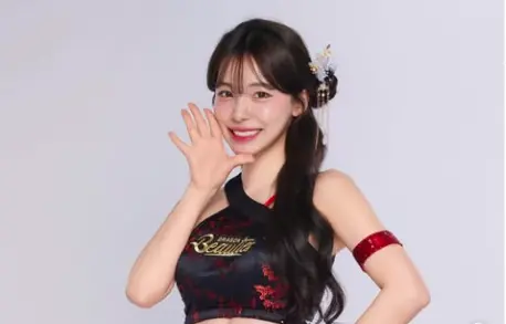 ▲味全龍啦啦隊全新制服曝光，原練習生轉正，並由李多慧持續領銜擔任隊長、林襄升任副隊長。（圖／李多慧IG @le_dahye）