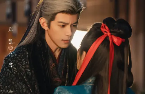 ▲孔雪兒（右）和鄧凱（左）在《逐玉》中是虐戀CP，熱度快追上男女主角。（圖／微博＠網劇逐玉）