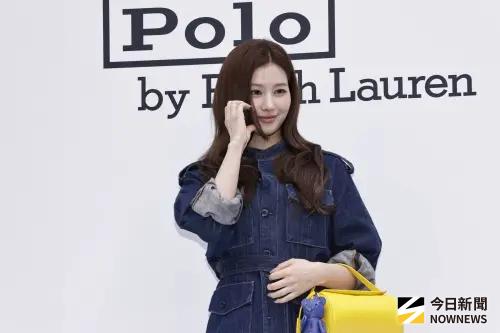 ▲Sana看到粉絲揮手，頻頻比愛心飯撒。（圖／記者吳翊緁攝）