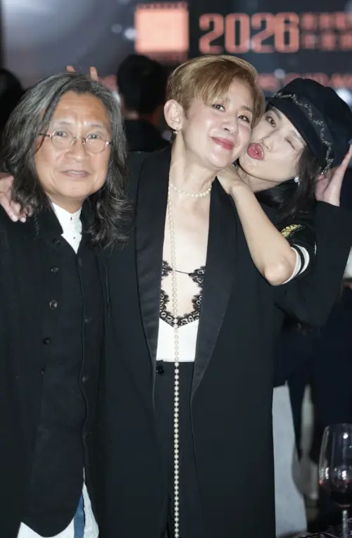 ▲舒淇（右起）重逢《古惑仔情義篇之洪興十三妹》老搭檔吳君如，當對方另一半陳可辛面前獻吻。（圖／滾動工作室提供）