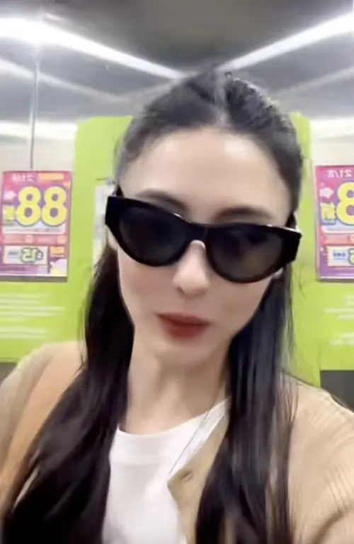 ▲張柏芝收工後直衝超級市場，忙著採買好回家為兒子們做飯。（圖／摘自小紅書）