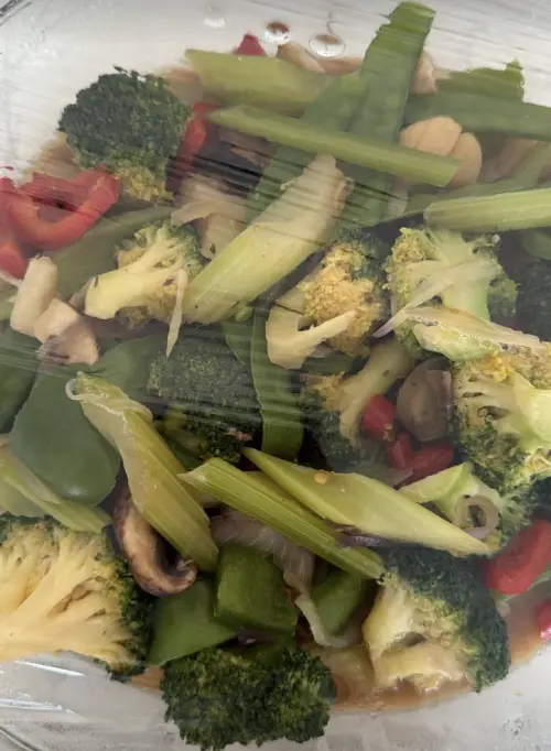 ▲張柏芝秀出自己做的菜，看得出綠色蔬菜不少，頗注重營養。（圖／摘自 IG@cecilia_pakchi_cheung）