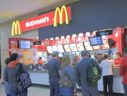 獨／麥當勞母子點餐太久！後方婦人沒耐心罵「垃圾」判無罪理由曝