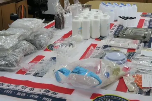 ▲保安警察第三總隊二大隊破獲跨國喪屍煙彈製毒工廠，起出逾1公斤的第2級毒品「依托咪酯」(Etomidate)原料等，阻止毒品流入市面。(圖／保三總隊二大隊提供)