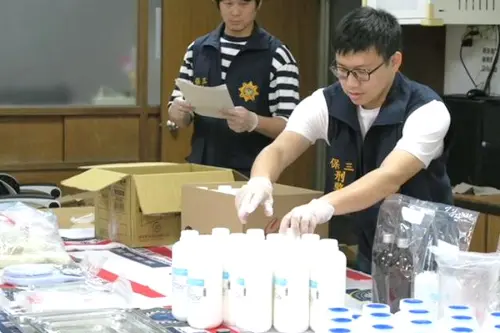 ▲保安警察第三總隊二大隊破獲跨國喪屍煙彈製毒工廠，起出逾1公斤的第2級毒品「依托咪酯」(Etomidate)原料等，阻止毒品流入市面。(圖／保三總隊二大隊提供)