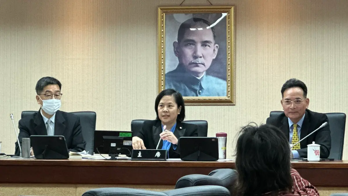 ▲內政委員會召委廖先翔離席，讓李貞秀成功坐上召委主席台，李柏毅砲轟藉此矮化我國主權，向國際宣傳兩岸同屬一國。（圖／記者陳威叡攝，2026.03.23）