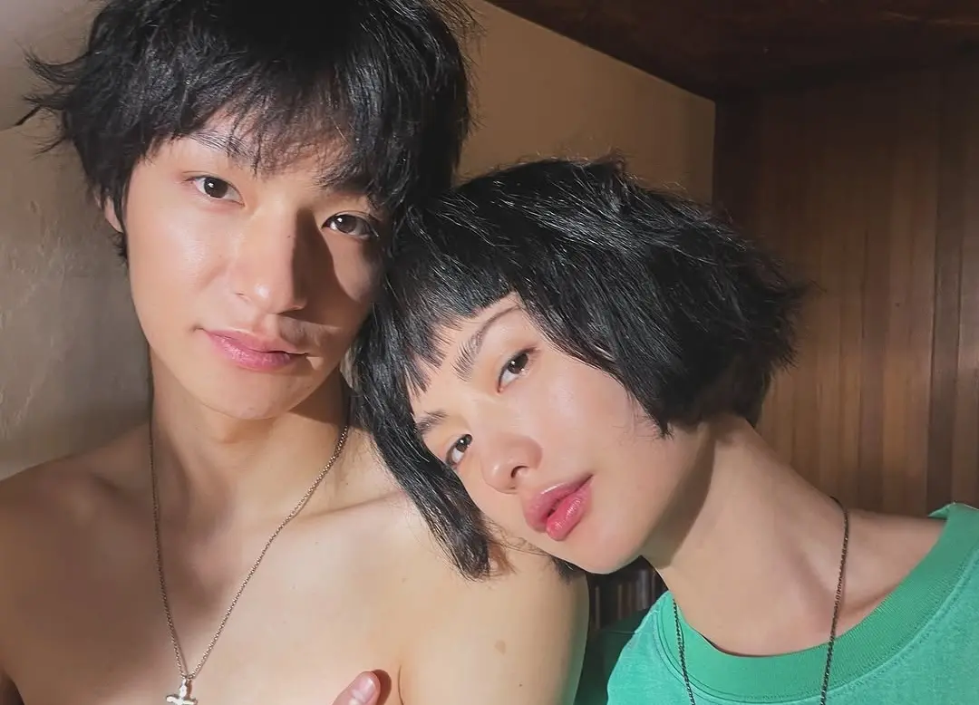 ▲NANA（右）跟蔡鍾碩曾在MV裡狂親，她近日在《全知干預視角》自爆一直都在戀愛，發言被誤會是在認愛，但雙方友人出面幫澄清「他們沒有交往」。（圖／IG@jin_a_nana）