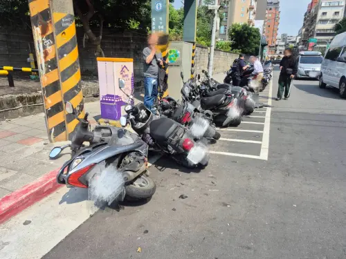 ▲58歲張姓男子駕駛復康巴士，未注意車前情況，先是撞倒路邊停放的15台機車，隨後又衝撞停車格內三輛汽車。（圖／北投分局提供）