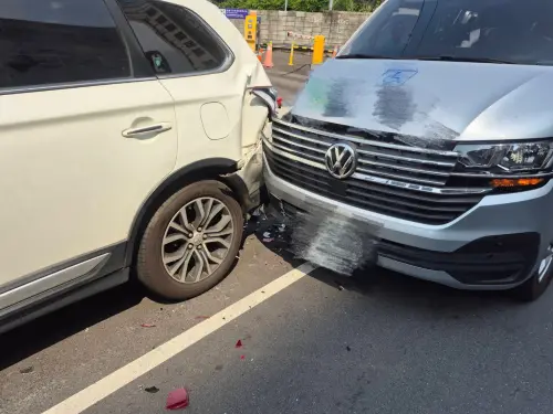 北投復康巴士18連撞！駕駛疑分心釀禍　15機車、3汽車全遭殃