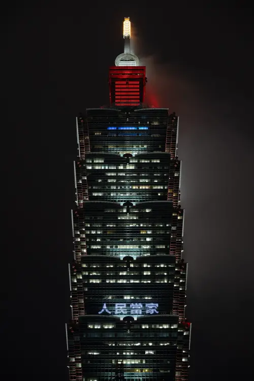 ▲台北101今（23）日點燈字樣「人民當家」。（圖／台北101提供）