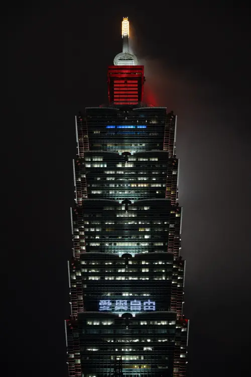 ▲台北101今（23）日點燈字樣「愛與自由」。（圖／台北101提供）