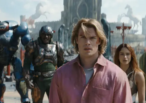 ▲《太空超人》是著名的玩具＆卡通再次被拍成真人版電影，尼可拉斯葛拉辛（中）主演。（圖／索尼提供）