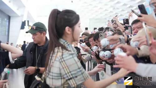 ▲李珠珢睽違113天公開現身，吸引超過200名粉絲、球迷在機場等候。（圖／記者張一笙攝）