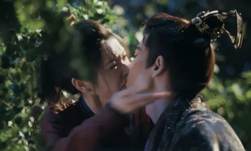 ▲田曦薇（左）把張凌赫打暈。（圖／翻攝自愛奇藝）