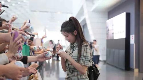 ▲李珠珢在桃園機場簽名長達10分鐘。（圖／記者張一笙攝）