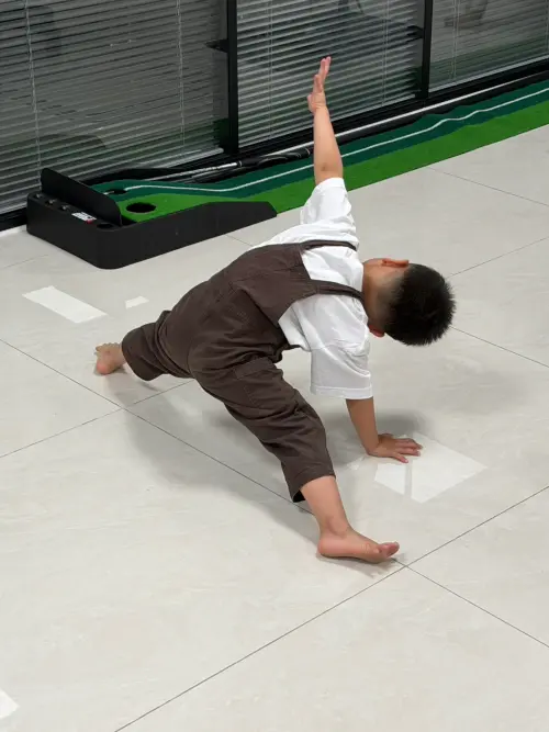 ▲演出後小朋友深受啟發，開始伸展肢體。（圖／法爾提供）