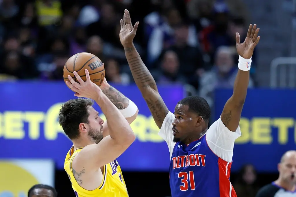 ▲唐西奇（Luka Doncic）最後一擊「追平三分彈」框而出，湖人以110：113不敵活塞，憾止近期的一波9連勝。（圖／美聯社／達志影像）