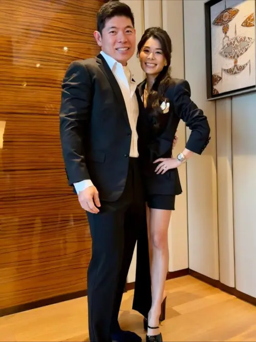 ▲Grab 執行長陳炳耀與妻子 Chloe Tong。出身豪門汽車家族的他，更身兼「拿督女婿」，這層姻親光環讓他擁有在東南亞處理複雜監管、吞併 Uber 與今日 foodpanda 的政商通行證。（圖／翻攝自陳炳耀IG @anthonytanpy/）