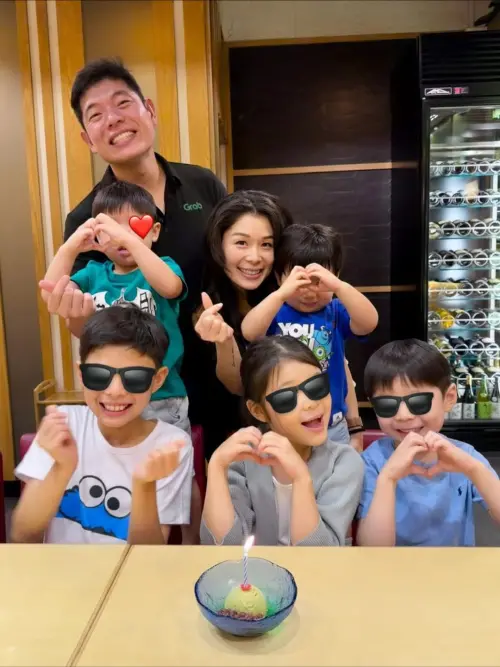 ▲不只在商場併購雷厲風行，陳炳耀與妻子 Chloe Tong 共同經營 7 人大家庭。這位「拿督女婿」展現了在管理千億數位帝國與教養 5 個孩子之間，驚人的精力與平衡能力。（圖／翻攝自陳炳耀IG @anthonytanpy/）