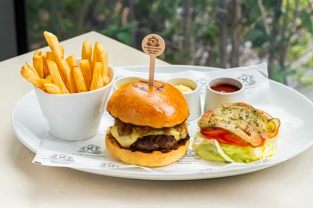 ▲洲際黑標甄選漢堡-西餐行政主廚 Chef David Chauveau 以經典漢堡為創作載體，選用美國頂級牛與宜蘭鴨演繹風味。（圖／業者提供）(190.19 kb)