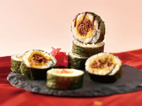 ▲饗食天堂推新菜，壽喜牛壽司同樣也能吃到飽。（圖／饗食天堂提供www.eatogether.com.tw/）