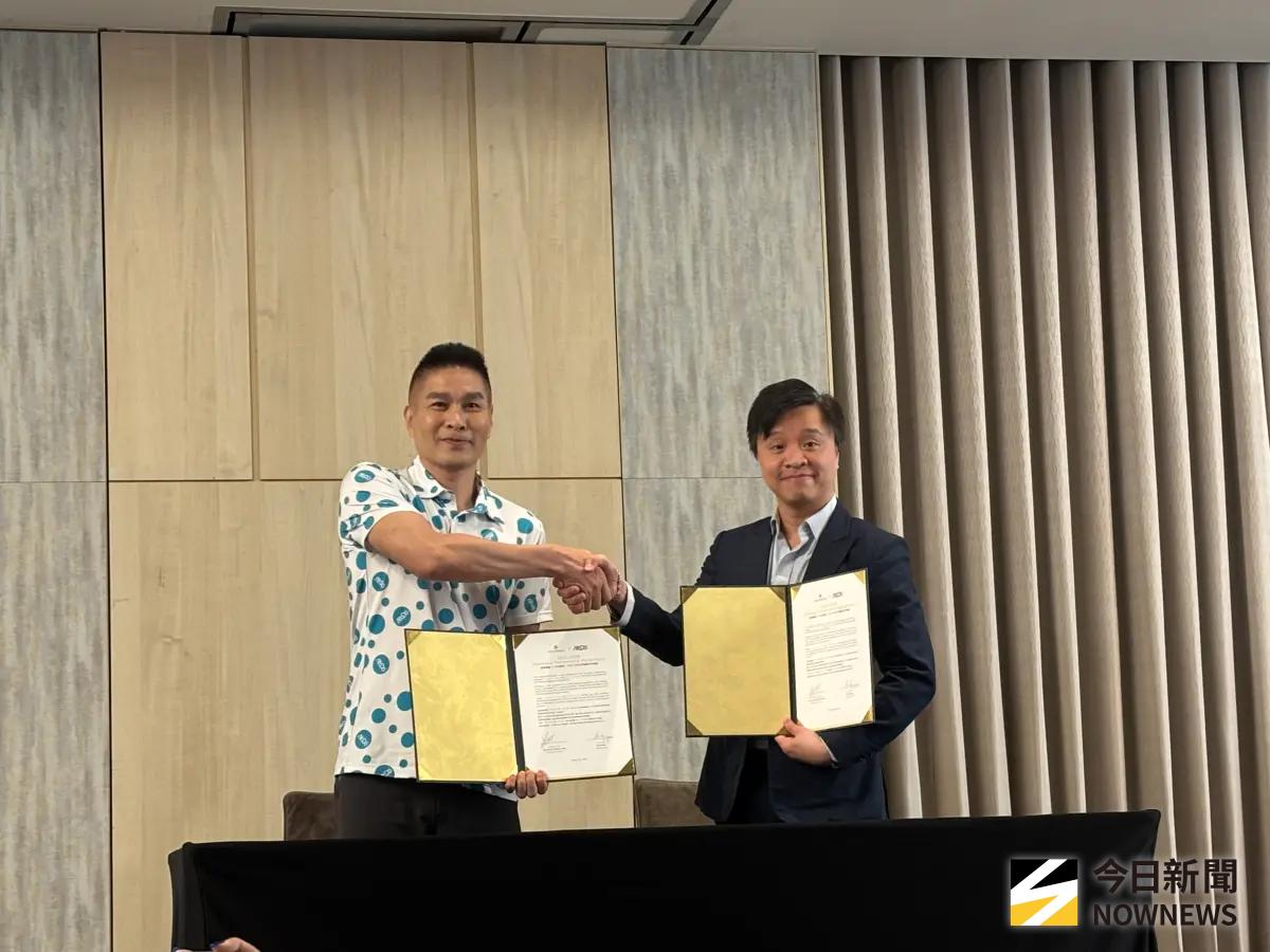 ▲元本旅遊董事長游國珍（左）、銀海郵輪亞洲區銷售總監邱偉森（Kenneth Yau）（右）簽署戰略合作。（圖／記者李青縈攝）