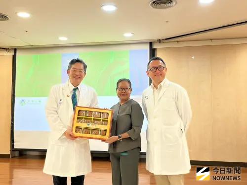 全台首例！58歲媽從帛琉奔台「活體肝移植」　馬偕12小時手術續命